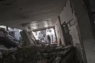 Một ngôi nhà bị phá hủy sau cuộc không kích của Israel tại thành phố Gaza vào ngày 26/4/2025. (Ảnh: XINHUA)