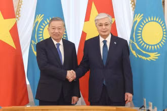 Tổng Bí thư Tô Lâm và Tổng thống Kazakhstan Kassym-Jomart Tokayev hội đàm cấp Nhà nước. (Ảnh: TTXVN)