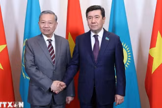 Tổng Bí thư Tô Lâm hội kiến Chủ tịch Hạ viện Kazakhstan kiêm Chủ tịch Đảng Amanat (cầm quyền) Yerlan Koshanov. (Ảnh: TTXVN)