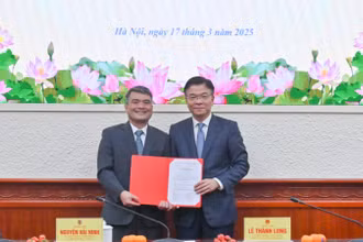 Phó Thủ tướng Lê Thành Long trao quyết định bổ nhiệm Thứ trưởng Tư pháp cho đồng chí Nguyễn Thanh Tú. (Ảnh: THU HẰNG)