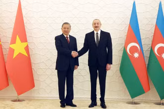 Tổng Bí thư Tô Lâm và Tổng thống Azerbaijan Ilham Aliyev chụp ảnh chung. (Ảnh: Thống Nhất/TTXVN)