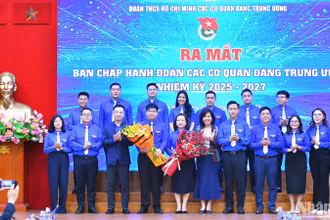 Bí thư Trung ương Đoàn, Chủ tịch Hội Liên hiệp Thanh niên Việt Nam Nguyễn Tường Lâm (thứ 3 từ trái sang, hàng đầu) cùng đại diện các đơn vị liên quan tặng hoa chúc mừng Ban Chấp hành Đoàn Thanh niên các cơ quan Đảng Trung ương nhiệm kỳ 2025-2027.