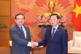 Phó Chủ tịch Quốc hội Nguyễn Khắc Định tiếp Chủ nhiệm Ủy ban Đối ngoại của Quốc hội Lào Sanya Praseuth. (Ảnh: TTXVN)