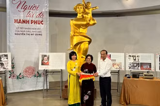 Đại diện Bảo tàng Phụ nữ Việt Nam tiếp nhận hiện vật từ nhà giáo, nhà văn Nguyễn Thị Mỹ Dung (người đứng giữa).