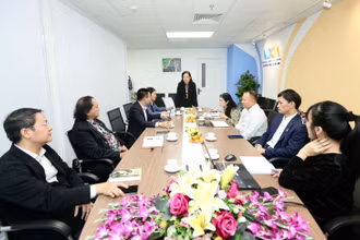 Tiến sĩ Ngô Phương Lan, Chủ tịch Hội đồng Chung khảo phát biểu trong phiên họp vòng Chung khảo. (Ảnh: Hội Truyền thông số Việt Nam) 