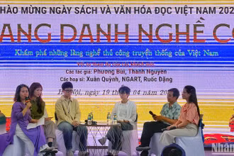 Nhóm tác giả và họa sĩ giao lưu với khán giả tại sự kiện.