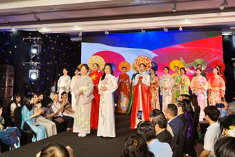 Màn trình diễn tôn vinh vẻ đẹp văn hoá qua áo dài Việt Nam và kimono Nhật Bản