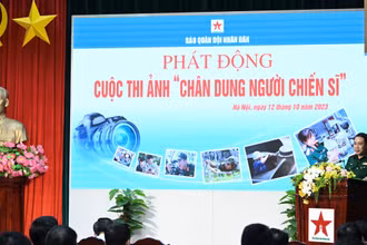 Đại tá Ngô Anh Thu, Phó Tổng Biên tập Báo Quân đội nhân dân phát biểu phát động cuộc thi. (Ảnh: Trường Giang)