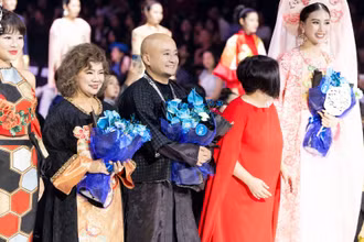 NSND Thanh Hoa (thứ hai từ trái sang) trình diễn cho nhà thiết kế Cao Minh Tiến (đứng giữa) là một sự kết hợp bất ngờ, thú vị.