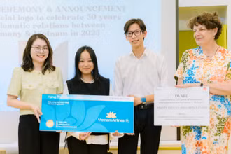 Đại diện Ban tổ chức trao các phần thưởng cho hai tác giả đạt giải nhất (đứng giữa). (Ảnh: Ban tổ chức)