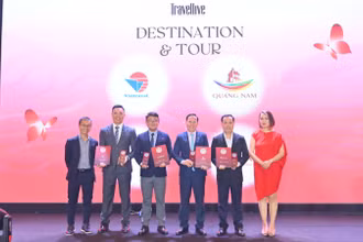 Đại diện ngành du lịch Quảng Nam, công ty Vietravel nhận vinh danh điểm đến và tour ấn tượng của HOTLIST 2024. 