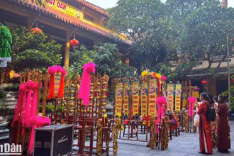 Người dân dâng hương lễ Phật tại chùa Quán Sứ (Hà Nội).