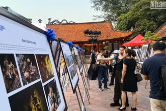 Triển lãm thu hút người dân và du khách tham quan trong buổi khai mạc.