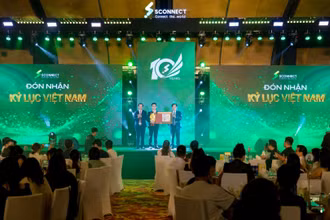 Đại diện Tổ chức Kỷ lục Việt Nam vinh danh và xác lập Kỷ lục Việt Nam cho Wolfoo Game. (Ảnh: BẢO CHÂU)