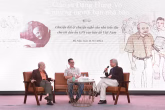 Giáo sư, Tiến sĩ Võ Chí Mỹ, Phó Chủ tịch Hội Trắc địa Bản đồ viễn thám Việt Nam (người cầm micro) khẳng định ông Đặng Hùng Võ có nhiều đóng góp quan trọng cho ngành Bản đồ và Quản lý đất đai tại Việt Nam.