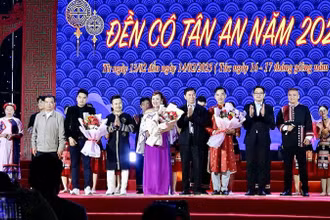 Lãnh đạo Huyện ủy Văn Bàn tặng hoa và chúc mừng các nghệ sĩ biểu diễn trong chương trình nghệ thuật tại lễ hội.