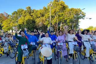 Hoạt động mặc áo dài diễu hành xe đạp từng được Câu lạc bộ Đình làng Việt tổ chức tại thành phố Huế. (Ảnh: Ban tổ chức cung cấp).