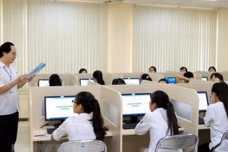 Trong phòng thi HSA. (Ảnh: TTXVN)
