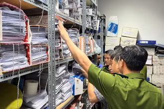 Cơ quan điều tra khám xét, thu giữ các tài liệu phục vụ công tác điều tra.