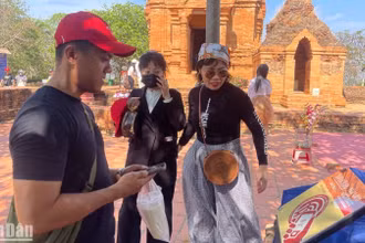 Du khách check-in dự án Yêu lắm Việt Nam.