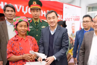 Thứ trưởng Y tế Trần Văn Thuấn, Phó Tổng Giám đốc Viettel Money Trương Quang Việt cùng lãnh đạo UBND tỉnh, Sở Y tế trao quà tặng bà con xã Nậm Nhùn. huyện Nậm Nhùn, tỉnh Lai Châu ngày 18/3. (Ảnh: Viettel cung cấp)