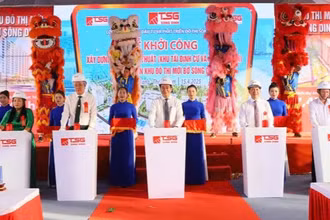 Lãnh đạo tỉnh Ninh Thuận và nhà đầu tư nhấn nút khởi công dự án