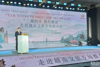 Ông Tưởng Địch Phi - Phó Chủ tịch Ủy ban nhân dân tỉnh Hồ Nam (Trung Quốc) phát biểu tại chương trình. (Ảnh: ANH TUẤN)