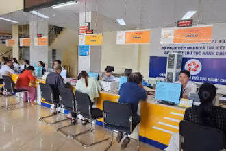 Tiếp nhận và trả kết quả giải quyết thủ tục hành chính tại Trung tâm Phục vụ hành chính công tỉnh Gia Lai. (Ảnh: SỸ TẠO)