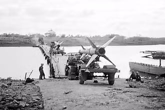 Tên lửa SAM-2 của Trung đoàn Tên lửa 263 phòng không hành quân vào Quảng Trị. (Ảnh: VŨ TẠO/TTXVN)