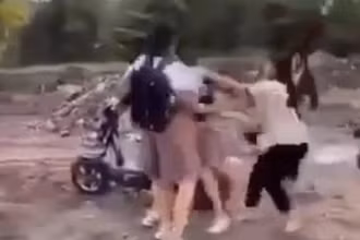 Ảnh được cắt từ clip nữ sinh bị đánh hội đồng