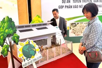 Đại biểu bên mô hình xử lý thải của nông dân được mô hình hoá tại hội thảo. (Ảnh: HNV)