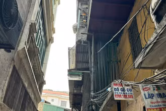 Những khu nhà tập thể cũ đang xuống cấp nghiêm trọng, không chỉ ảnh hưởng mỹ quan đô thị mà còn gây nguy hiểm cho đời sống người dân. (Ảnh: HNV)