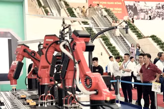 Chính phủ có nhiều chính sách ưu đãi thuế nhằm khuyến khích doanh nghiệp đầu tư vào những ngành công nghiệp hiện đại như công nghệ số, chíp bán dẫn, công nghệ điều khiển tự động... (Nguồn RẠNG ĐÔNG)