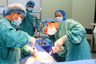 Các bác sĩ ở Bệnh viện Trung ương Huế tiến hành ghép tủy đồng loại cho bệnh nhi bị tan máu bẩm sinh.