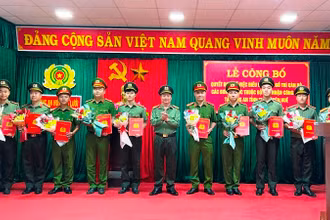 Trao quyết định tiếp nhận và phân công cán bộ đang công tác tại các đơn vị trực thuộc Bộ Công an đến nhận công tác tại Công an xã biên giới trên địa bàn tỉnh.
