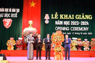Đồng chí Lê Trường Lưu, Ủy viên Trung ương Đảng, Bí thư Tỉnh ủy, Chủ tịch Hội đồng nhân dân tỉnh, Trưởng đoàn đại biểu Quốc hội tỉnh tặng hoa chúc mừng Đại học Huế tại lễ khai giảng.