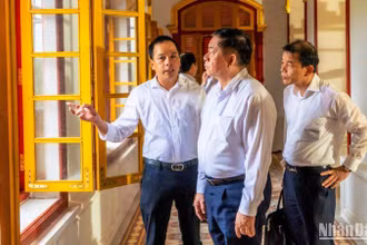 Bí thư Trung ương Đảng, Trưởng Ban Tuyên giáo Trung ương Nguyễn Trọng Nghĩa tham quan tại Di tích lầu Kiến trung (Đại nội Huế).