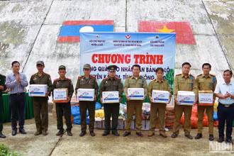 Đại diện các đơn vị tặng quà cho Đồn công an Tà Vàng và Đại đội Bảo vệ biên giới 531. (Ảnh: Võ Tiến)