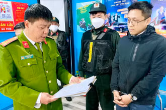 Cơ quan Công an đọc lệnh bắt giam đối tượng Lương Hoàng Nhật Nam. (Ảnh: Công an)