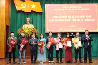 Lãnh đạo tỉnh trao giải A cho các tác giả đoạt Giải Búa liềm vàng tỉnh Thừa Thiên Huế lần thứ III năm 2024.