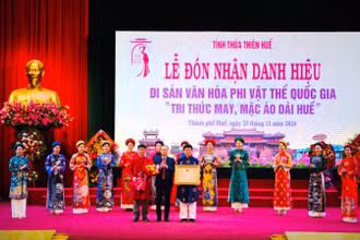 Đại diện lãnh đạo Ủy ban nhân dân tỉnh, Sở Văn hóa và Thể thao tỉnh Thừa Thiên Huế đón nhận danh hiệu Di sản văn hóa phi vật thể Quốc gia "Tri thức May và Mặc áo dài Huế".