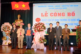 Lãnh đạo tỉnh Thừa Thiên Huế trao Nghị quyết của Ủy ban Thường vụ Quốc hội cho lãnh đạo thị xã Phong Điền.