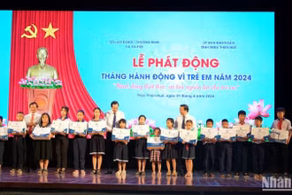 Phó Thủ tướng Trần Hồng Hà tặng quà cho các em học sinh có hoàn cảnh khó khăn.