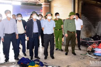 Bí thư Tỉnh ủy Lê Trường Lưu cùng các ban, ngành kiểm tra công tác khắc phục sau vụ cháy tại chợ Khe Tre.