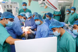 Đội ngũ y bác sĩ của Bệnh viện Trung ương Huế đã lập nên nhiều kỷ lục về ghép tạng, cứu sống nhiều bệnh nhân. (ảnh: Th. Hiển)