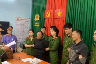 Công an đọc quyết định khởi tố vụ án, khởi tố bị can, bắt tạm giam 2 đối tượng về hành vi “Làm giả tài liệu của cơ quan, tổ chức”.