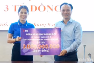 Đại diện lãnh đạo MB trao tặng biểu trưng 3 tỷ đồng hỗ trợ xây dựng nhà ở cho hộ nghèo tại huyện A Lưới. (Ảnh: VB)