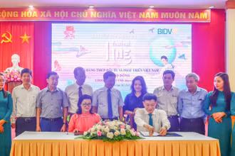 Ký kết hợp đồng tài trợ giữa Ban tổ chức Festival Huế và Ngân hàng TMCP Đầu tư và Phát triển Việt Nam (BIDV).