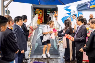 Những du khách đầu tiên trong năm 2025 đến Huế bằng tàu biển đã được thành phố Huế tiếp đón nồng nhiệt. (Ảnh: HOÀNG HẢI)