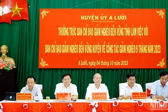 Thường trực Ban Chỉ đạo giảm nghèo bền vững tỉnh làm việc với huyện A Lưới. (Ảnh: THANH ĐỊNH) 
